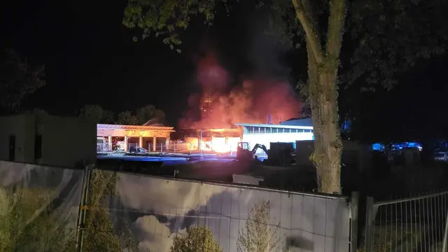 Durch einen nächtlichen Brand ist die Fahrzeughalle der Freiwilligen Feuerwehr in Offenbach an der Queich ausgebrannt. (Foto Handout)   | Foto: Seefeldt/Kreisverwaltung Südliche Weinstraße/dpa