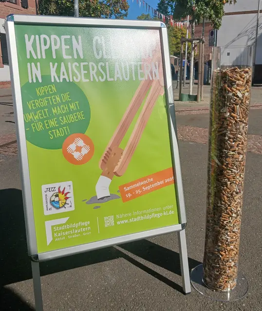 Mehr als 6000 Zigarettenkippen haben Freiwillige bei der Aktion „Kippen Cleanup Kaiserslautern“ in der Innenstadt gesammelt. Sie wurden in einer transparenten Plexiglassäule sichtbar präsentiert | Foto: Stadt KL/gratis