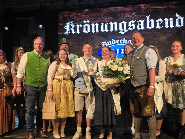 Beim Krönungsabend im Festzelt auf dem Jahnplatz übergab Celina Nicole Usner die Krone an Simone Dreier. William Grimm ergänzt das Hoheiten-Team als neuer Bierfestprinz. | Foto: Gemeinde Haßloch