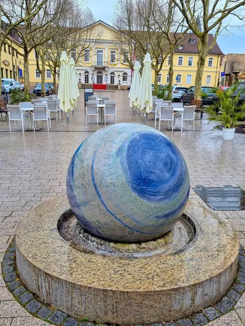 Eine Stadtführung in Bad Dürkheim widmet sich Brunnen, Denkmälern und Pflastersteinen.  | Foto: Gunther Isbarn gratis