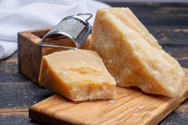 Nach einem mutmaßlichen Ladendiebstahl in Mainz ermittelt die Polizei: Bei einem Mann fanden Einsatzkräfte 34 Packungen Parmesan. Wegen der unterbrochenen Kühlkette darf die Ware nicht zurück in den Verkauf. | Foto: barmalini/AdobeStock_211512661
