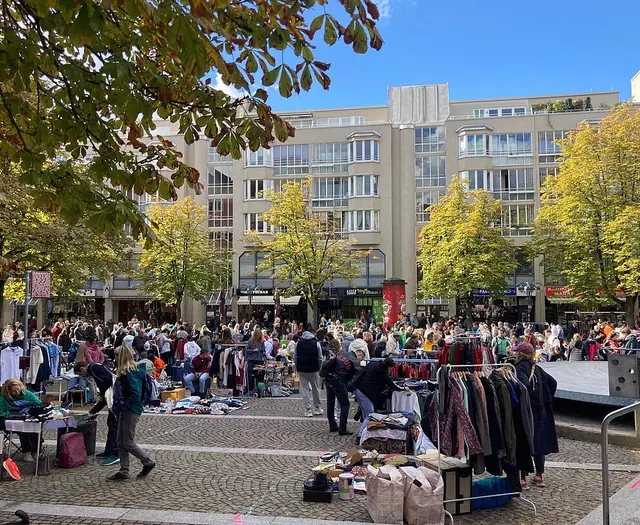 Wer am Kronenplatz trödeln oder verkaufen will, kann seinen Stand am Sonntag ab 10 Uhr aufbauen. | Foto: Karlsruher Fächer GmbH