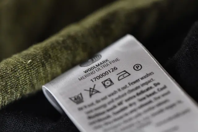 Reine Wolle oder Mischgewebe? Wer ein Merino-Funktionsshirt kaufen will, checkt am besten das Etikett. | Foto: Franziska Gabbert/dpa-mag