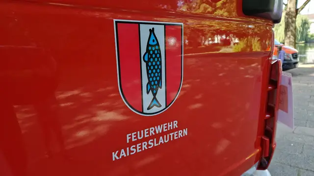 Brand in einem Lebensmittelgeschäft in Kaiserslautern: Fünf Menschen kamen mit Verdacht auf Rauchgasvergiftung ins Westpfalz-Klinikum. Die Feuerwehr musste nach dem Löschen wegen erneuter Rauchentwicklung noch einmal ausrücken. | Foto: Ralf Vester