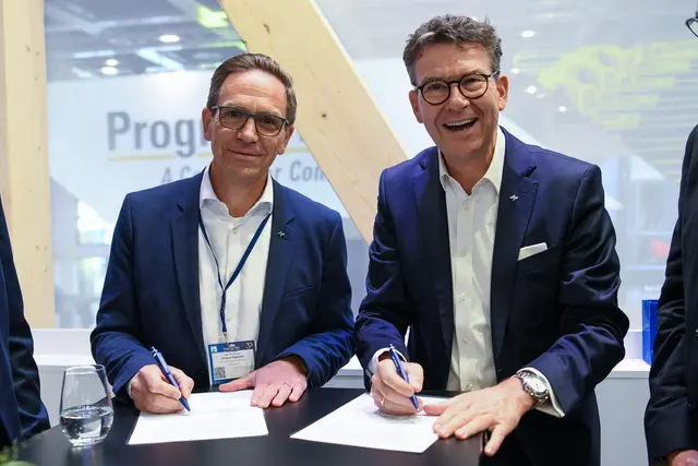 Der Betriebshof West in Karlsruhe wird zum Entwicklungs- und Testfeld für automatisierte Bahnen. Christian Höglmeier (Technischer Geschäftsführer VBK und AVG, links) und Prof. Dr. Alexander Pischon unterzeichnen eine Absichtserklärung für die Automatisierung des Betriebshofs in Karlsruhe. Foto: Stadler Signalling  | Foto: Stadler Signalling