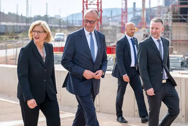 Der Kanzler macht sich im Saarland ein Bild vom Umbau der Stahlindustrie  | Foto: Harald Tittel/dpa