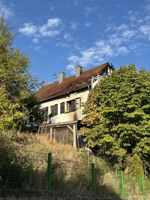 In Niederkirchen griff ein Brand von einer Gartenlaube auf ein Wohnhaus über. Vier Menschen und zwei Hunde retteten sich, das Haus ist derzeit unbewohnbar. | Foto: Polizeipräsidium Westpfalz