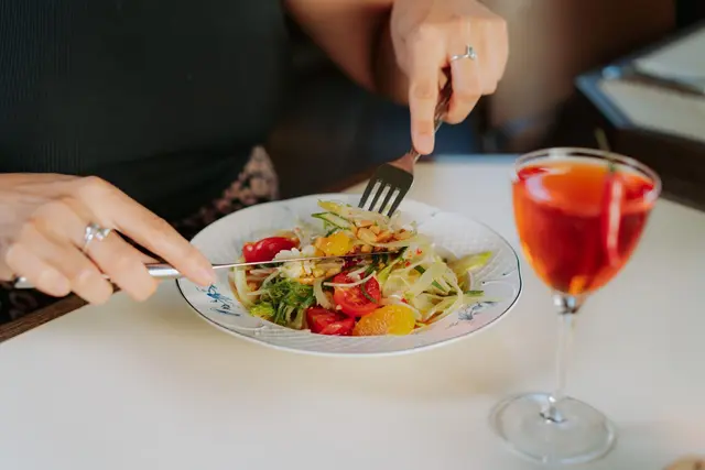 Der knackige Fenchelsalat nach thailändischer Art erinnert an einen Papaya-Salat. | Foto: Studio Kroll/dpa-mag