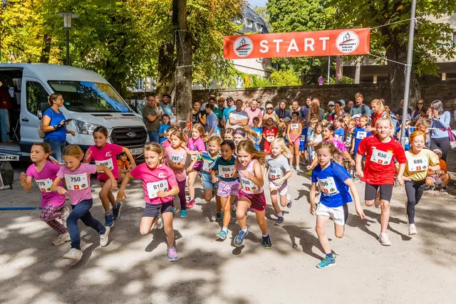 Lebendiges Gewusel: Beim Kinderlauf im Schlossgarten gaben Mädchen und Jungen in verschiedenen Altersklassen ihr Bestes | Foto: TSD/Gustai