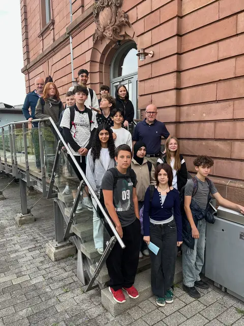 Die Klasse 8a der RSplus Winnweiler besucht im Sozialkundeunterricht den Bürgermeister. | Foto: Torsten Edinger