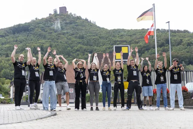 Beim Social Media Day von Stabila kamen Handwerker und Influencer aus Deutschland und Österreich in Annweiler zusammen. Im Hintergrund ist die Burg Trifels zu sehen. | Foto: STABILA