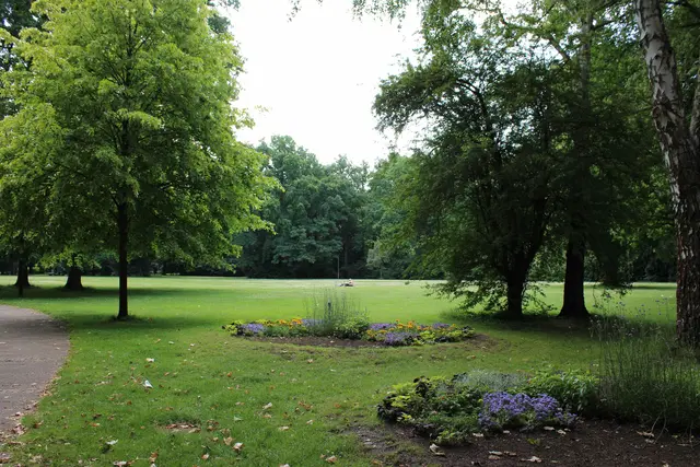 Zwischen Bäumen und Blumenbeeten: Parkbesucher breiten gerne ihre Decke aus, um zu picknicken, zu lesen oder zu chillen | Foto: Monika Klein