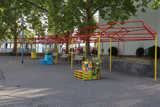 Die Rankgerüste erhielten einen neuen Anstrich.  | Foto: JG