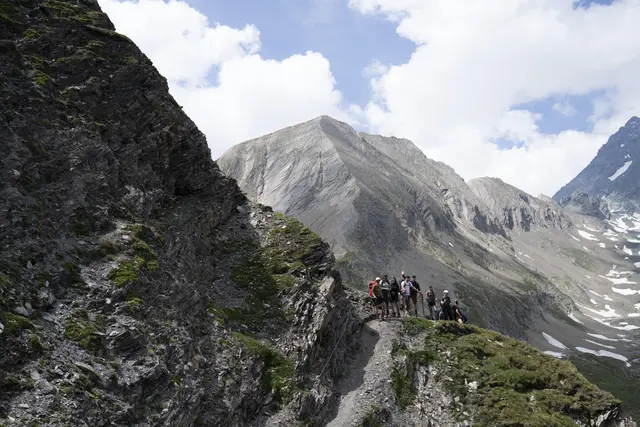 Die Wandergruppe mit ihrer Bergwanderführerin auf einem Wanderpfad in den Alpen. | Foto: © Honorarfrei - ZDF und Max Sydow Fotografie.