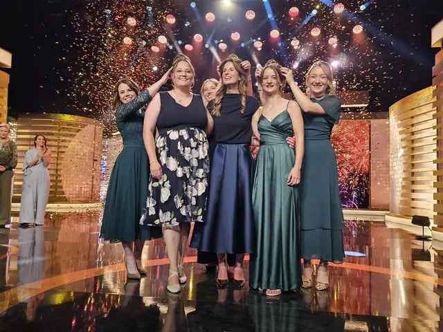 Die neue Deutsche Weinkönigin Paula Löber (Mitte) mit den Deutschen Weinmajestäten Natalie Schäfter (rechts) und Kathrin Knierim (links) bei der Krönung im Neustadter Saalbau. | Foto: Michael Landgraf