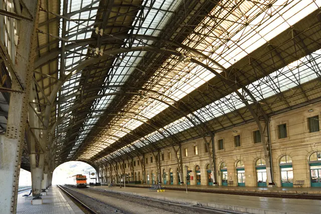 Für Fahrten mit dem PHV-Shuttle gilt ab 1. Oktober ein neuer Zustieg am Hauptbahnhof. | Foto: curto/stock.adobe.com