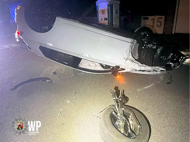 Noch bevor eine Streife das Fahrzeug erreichen konnte, krachte der Fahrer in der Dresdener Straße gegen ein geparktes Auto. Der VW überschlug sich und blieb auf dem Dach liegen. | Foto: Polizeipräsidium Westpfalz