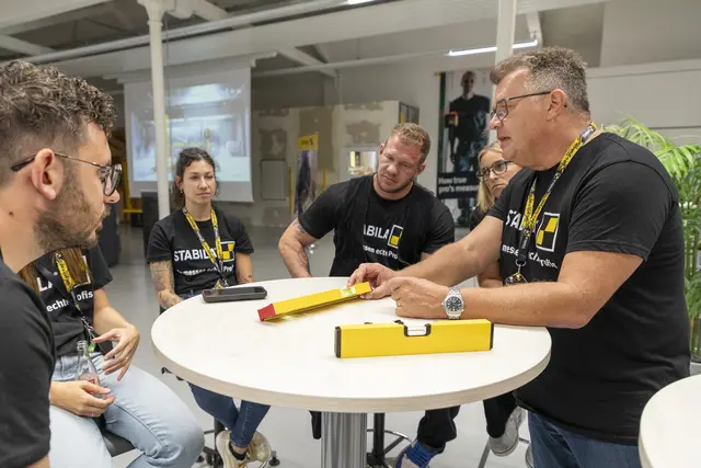16 Influencer aus Deutschland und Österreich waren der Einladung von Stabila zum 5. Social Media Day nach Annweiler gefolgt. Neben Ausflügen in historische Baukunst und Einblicke in die Produktion stand vor allem das gemeinsame Networking im Fokus – von Profi zu Profi! | Foto: STABILA