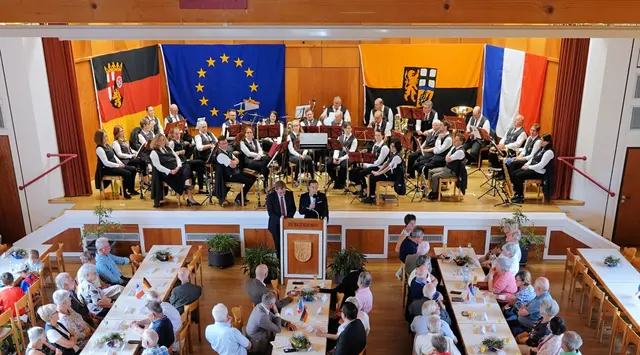 Die Spielgemeinschaft Hütschenhausen begleitete den Festkommers zum 30-jährigen Bestehen der Partnerschaft mit Précy-sur-Oise musikalisch. Zahlreiche Gäste verfolgten das Jubiläumsprogramm im Bürgerhaus. | Foto: VG Ramstein-Miesenbach
