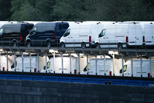An Bord des Frachtschiffs sind jede Menge Mercedes-Sprinter. | Foto: Christoph Reichwein/dpa