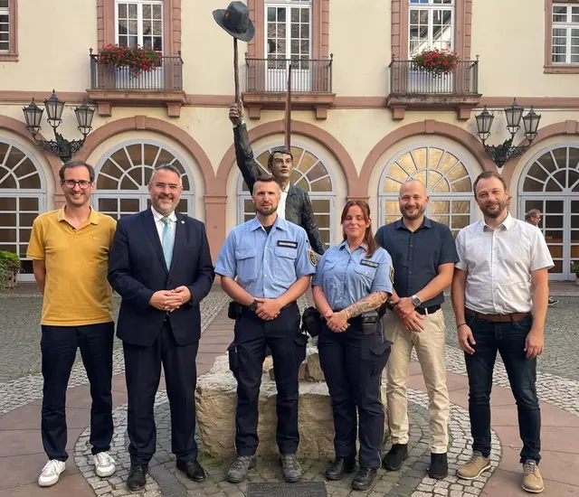 Laura Repp und Tobias Wirtz werden im Rathaus von OB Weigel begrüßt. Mit dabei (v.li.): Mark Kieser vom Citymanagement sowie Jochen Ohler und Thorsten Völker von der Ordnungsbehörde. | Foto: Stadt Neustadt
