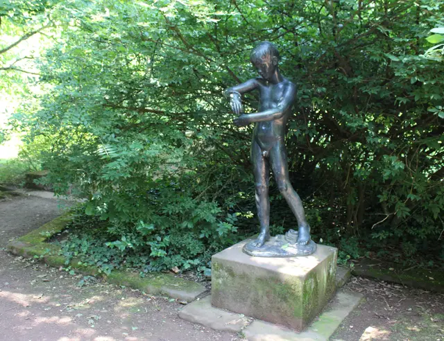 Hat seit 2012 im Volkspark ihren Platz gefunden: die Bronzefigur "Junge mit Eidechse" | Foto: Monika Klein
