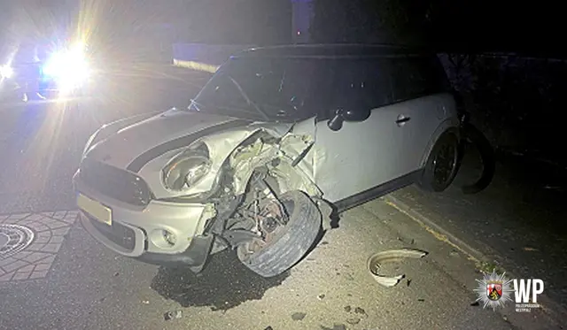 Nach Angaben der Polizei saß erneut der 49-Jährige am Steuer. Er konnte sich selbst aus dem Fahrzeug befreien und erlitt leichte Verletzungen. | Foto: Polizeipräsidium Westpfalz