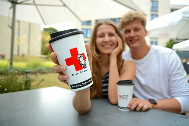 Wer jetzt zum ersten Mal in seinem Leben Blut spendet, bekommt einen exklusiven Coffee-to-go-Becher  | Foto: DRK