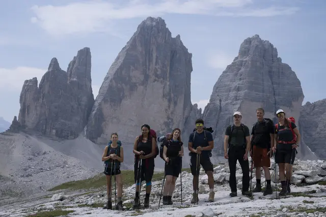 Die Wandergruppe vor dem Bergpanorama Drei Zinnen, ihrem letzten Etappenziel. | Foto: © Honorarfrei -  ZDF und Max Sydow Fotografie.