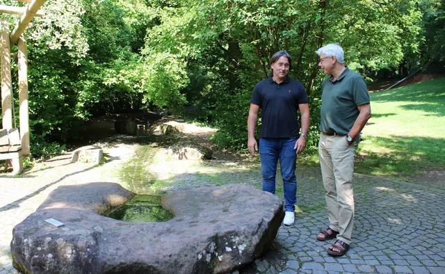Am Quellstein des Bachlaufs: Gerhard Prottung (links), Leiter des Referats Grünflächen, und Thomas Wiesner von der Stadtbildpflege | Foto: Monika Klein