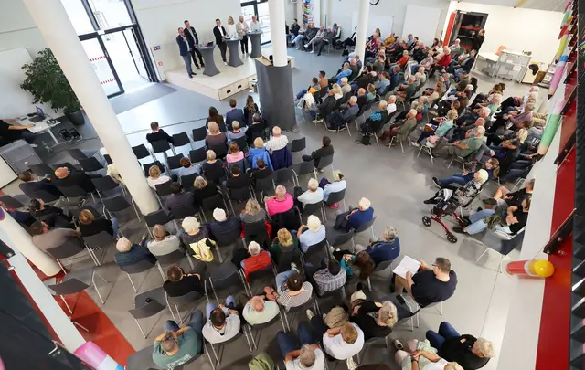 Rund 200 Einwohner kamen zur Info-Veranstaltung in die Aula der Grundschule in Dummerstorf.  | Foto: Bernd Wüstneck/dpa