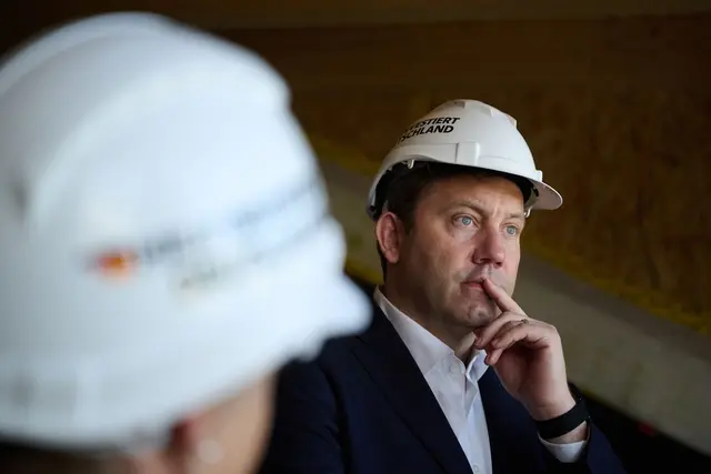 Klingbeil ist auf Investitionstour.  | Foto: Marijan Murat/dpa