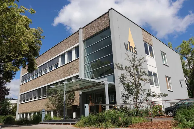 Wenn man etwas im VHS-Sekretariat persönlich erledigen will, kann die Schließzeit in den Ferien wichtig werden. | Foto: Stadt Pirmasens