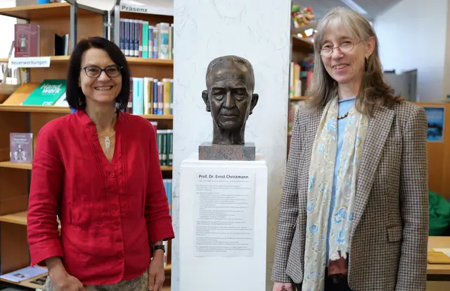 Ulrike Seiter-Bröhl (rechts) und Claudia Germann (links) bei der Übergabe der Büste in der Pfalzbibliothek | Foto: Bezirksverband Pfalz/gratis