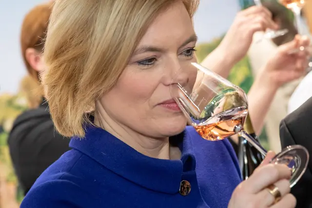 Julia Klöckner wuchs auf dem Weingut ihrer Familie in der Nähe von Bad Kreuznach auf. (Archivbild) | Foto: Daniel Karmann/dpa