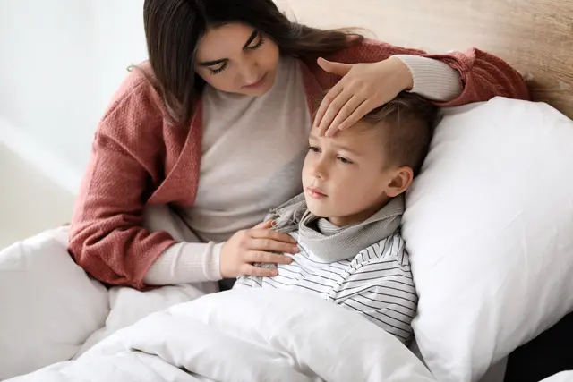 Hausmittel, Darmgesundheit und der richtige Zeitpunkt für einen Arztbesuch: Ein neuer Ratgeber bündelt Informationen für Eltern von Kita-Kindern. | Foto: Pixel-Shot/stock.adobe.com