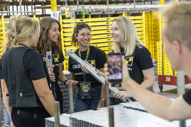 Beim Social Media Day von Stabila in Annweiler tauschten sich Handwerker und Influencer direkt in der Produktion über Messtechnik und Erfahrungen aus dem Arbeitsalltag aus. | Foto: STABILA