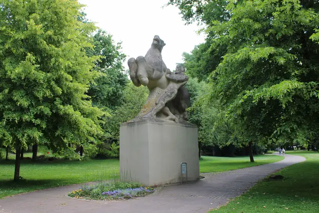 Ein Relikt aus den Anfängen der "Ausstellung": Nur einer von ursprünglich zwei "Rossebändigern" überstand den Luftangriff während des Zweiten Weltkriegs | Foto: Monika Klein