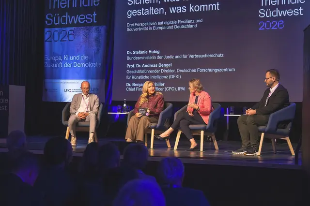 Bei der Medien Triennale Südwest in Kaiserslautern ging es um KI, Medienkompetenz und demokratische Resilienz. | Foto: ©Medienanstalt RLP, Fotograf Victor Beusch