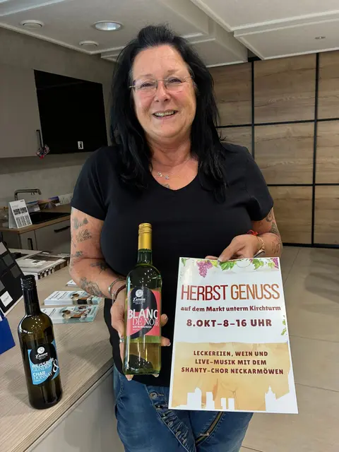 Iris Buttler, Vorstand der City-Gemeinschaft, freut sich, die Winzergenossenschaft Kallstadt beim „Herbstgenuss“ mit dabei zu haben.
 | Foto: Stadt Viernheim