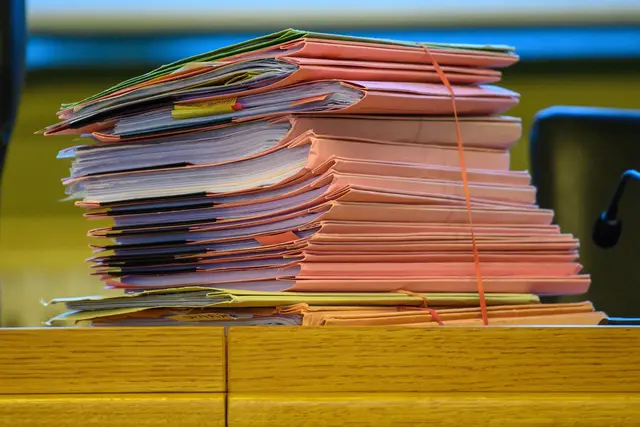 2021 hatten Einsatzkräfte etwa 20 Geschäfts- und Privaträume in Rheinland-Pfalz, im Saarland, in Hessen und in Nordrhein-Westfalen durchsucht. (Symbolbild) | Foto: Klaus-Dietmar Gabbert/dpa