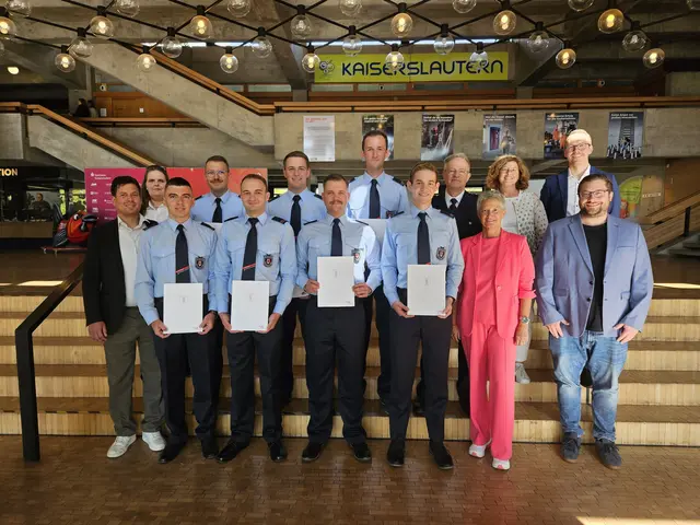 Sieben Brandmeister der Berufsfeuerwehr Kaiserslautern erhielten von Oberbürgermeisterin Beate Kimmel (Zweite von rechts, vorne) ihre Urkunden zur Ernennung auf Lebenszeit | Foto: Stadt KL/gratis