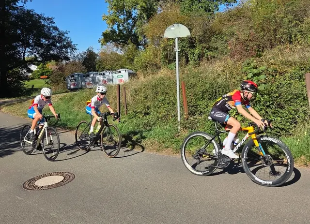 Luca Giro und Felix Bierling hatten ihren Vordermann vor dem Schlussanstieg fest im Blick | Foto: |HSchäffer