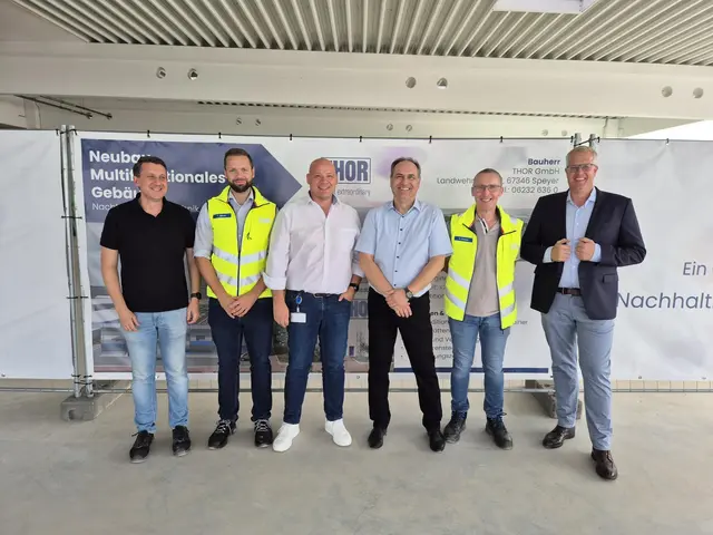 v.l.n.r. Thomas Kleiner (Projektleiter); Tobias Börner (Betriebsleiter); Dr. Martin Wenderoth (Geschäftsführer); Jürgen Klein (Geschäftsführer); Artur Honcza (Betriebsleiter); Dominik Morsey (Architekt) | Foto: v.l.n.r. Thomas Kleiner