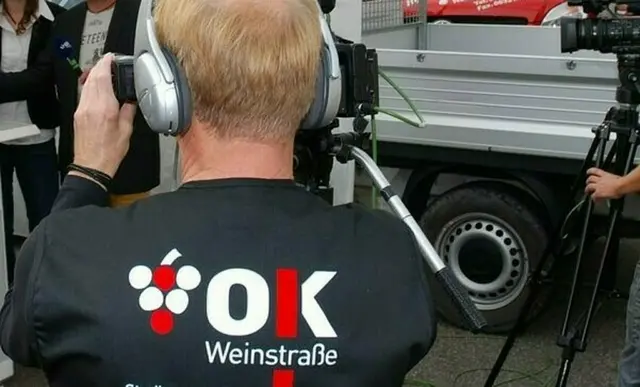 Der Offene Kanal Weinstraße überträgt den Winzerfestumzug live von der Umzugsstrecke. | Foto: OK Weinstrasse