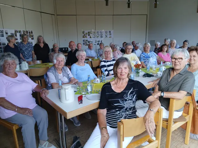 Zahlreiche Seniorinnen und Senioren fanden sich am Mittwoch, 30. September im Gemeindehaus ein, um das Jubiläum bei Kaffee und Kuchen gebührend zu feiern | Foto: Anja Stemler
