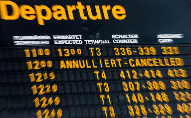Wird ein Flug annulliert, besteht in der EU die Wahl: Ersatzflug oder Ticketpreis zurück. Doch was, wenn die Airline nichts erstatten will? | Foto: Christoph Schmidt/dpa/dpa-mag