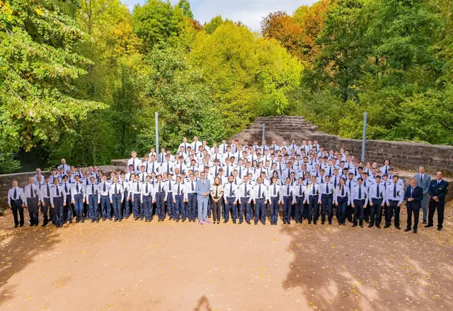 In Illingen haben 159 neue Kommissaranwärterinnen und -anwärter ihren Eid für den Polizeidienst im Saarland abgelegt. | Foto: MIBS/A. Weber