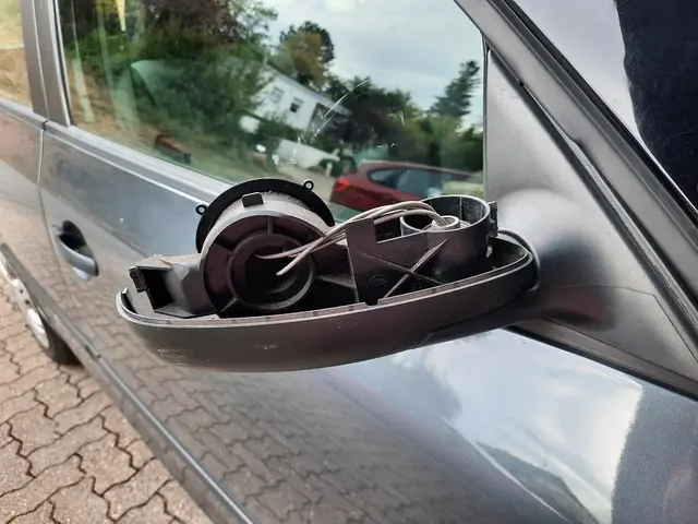 Der Autofahrer hielt an und stellte fest, dass der rechte Außenspiegel seines Skoda beschädigt war. Nach Einschätzung der Polizei war der Spiegel offenbar mit dem Arm des Jungen kollidiert. | Foto: Polizeiinspektion Waldfischbach-Burgalben