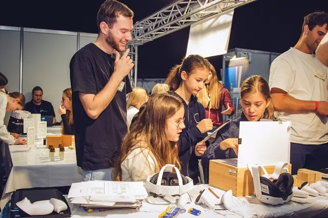 Experimentieren und entdecken: Kinder am Stand der Pädagogischen Hochschule Karlsruhe bei den Science Days.
 | Foto: Monja Santner 